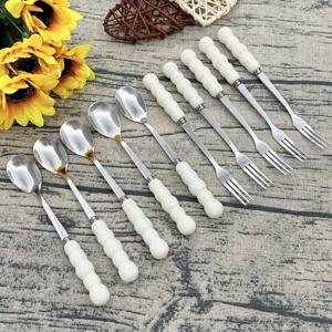 TEMU 진주 모양의 세라믹 손잡이가 특징인 스테인리스 스틸 식기 10종 세트. 광택 처리된 표면의 커트러리, 디저트 스푼, 커피 스푼, 과일 포크가 포함되어 있으며 가정, 레스토랑, 주방, 일상 식사, 생일 파티에 적합합니다.