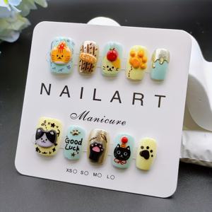 TEMU 고양이 디자인의 짧은 사각 컬러풀 프레스온 네일 10개입. 손의 외모를 향상시키는 고급스러운 룩을 특징으로 합니다. 이 골든 프레스온 네일은 젤리 글루 1개, 네일 제거 스틱 1개, 폴리싱 스트립 1개와 함께 제공됩니다.