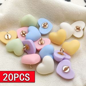 TEMU 마카롱 색상 귀여운 만화 하트 단추 20개/12개, 톨 샹크 조합 피치 하트 수지 단추, 새로운 화려한 혼합 정교한 중간 크기 단추, 스웨터, 드레스, 수제 DIY 예술품, 공예품 및 재봉 용품에 적합, 1.8cm