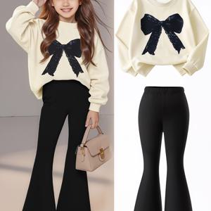 TEMU 보우 프린트가 있는 부드러운 크림 아프리카트 긴팔 티셔츠와 블랙 플레어 팬츠를 매치한, 캐주얼 출퇴근 및 야외 활동에 적합한 달콤하고 시원한 여아용 투피스 의상