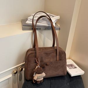 TEMU 고급스러운 스웨이드 스타일의 부드럽고 섬세한 소재로 제작된 빈티지 스타일의 다용도 캐주얼 여성용 숄더백입니다. 귀여운 참이 장식되어 있으며, 끈적임 없이 부드럽게 움직이는 매끄러운 지퍼가 특징입니다.