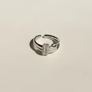 TEMU 여성을 위한 독특한 디자인 반지. 이중 레이어의 반짝이는 밴드가 특징이며, 쿨하고 세련된 분위기를 풍기며, 조절 가능한 오픈 디자인을 갖추고 있습니다.