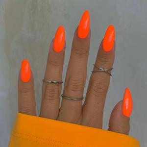 TEMU 여성을 위한 오렌지색 아몬드 모양의 중간 길이 네일 24개 세트. 두꺼운 천연 아크릴 젤로 제작된 스틸레토 인조 네일로, 살롱 퀄리티 네일 아트 및 데일리 프로젝트에 적합합니다.