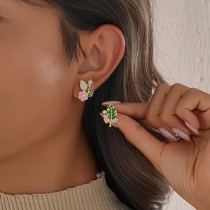 TEMU 신선하고 자연스러운 스타일의 비대칭 플로럴 리프 귀걸이 한 쌍, 에나멜 드립 페인팅 공예와 인레이가 돋보이는 심플하고 다재다능한 디자인, 여성에게 완벽한 액세서리