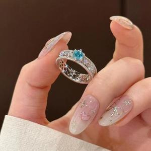 TEMU 1개 여성 패션 반지, 우아하고 고급스럽고, 시원한 블루 지르코니아 스톤이 특징입니다. 저자극성이며, 아름다운 선물 상자로 포장되어 크리스마스, 할로윈, 발렌타인데이 고백, 선물로 완벽합니다.