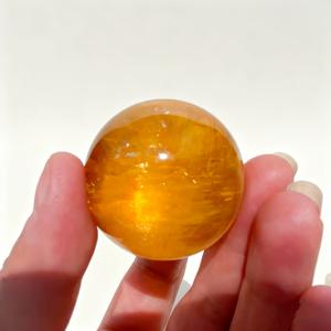 TEMU 1개 CRYSTALHOLA 천연 허니 칼사이트 구체 - 골든 플래시 옐로우 스톤 볼, 광택 처리된 매끄러운 구형 광물 표본, 홈 데코, 명상 및 선물용, 크리스마스, 부활절, 발렌타인데이, 성인절에 적합