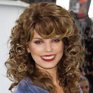 TEMU 14인치 혼합 블론드 가발, 짧은 컬 디자인, 여성용. 부드러운 합성 헤어 가발은 큰 컬과 앞머리가 특징이며, 빈티지 코스튬 및 카니발 파티에 적합합니다.