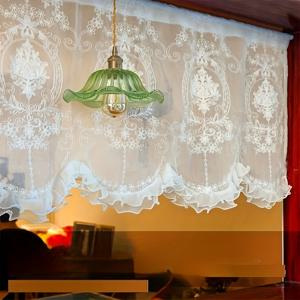 TEMU 프렌치 스타일 화이트 레이스 시스루 커튼 1개, 정교한 패턴과 우아한 곡선을 강조하는 물결무늬 레이스 트림, 낭만적이고 몽환적인 분위기 연출. 간편한 설치를 위한 상단 로드 포켓 기능. 거실, 침실, 주방, 현관, 상업 공간, 베이 창문 홈 데코 등에 적합. 파티션용 유럽 스타일 수 놓은 시스루 하프 커튼 풍수 커튼