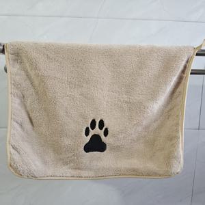 TEMU 1pc 슈퍼 소프트 퀵 드라이 코랄 플리스 애완 동물 수건 - 고 흡수성 및 내구성, 고양이 및 개용, 핑크 및 그레이 옵션, 모든 품종 및 크기, 개 및 고양이용 수건, 고양이 관리 필수품, 재미있는 발 인쇄 디자인, 두꺼운 플러시 소재