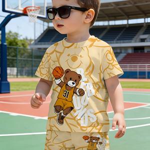 TEMU 남아용 패셔너블한 밝은 노란색 크리에이티브 풀프린트 예술적인 패턴 만화 농구하는 곰 디자인 3D 프린팅 의류. 반팔 풀오버 셔츠와 반바지 세트. 아동복으로 적합. 편안한 원단으로 제작된 의류, 야외 활동에 최적