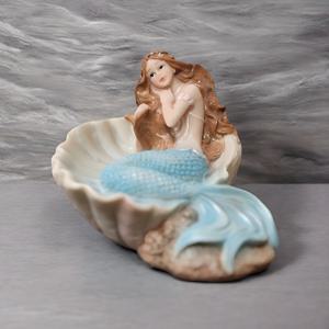 TEMU 1개 수지 인어 피규어, 우아한 긴 머리 디자인으로 깊은 바다에서 헤엄치는 인어의 우아한 움직임을 연상시킵니다. 내구성 있는 수지로 제작되어 세밀한 디테일이 돋보이며, 바다 문화와 판타지 요소를 사랑하는 친구나 젊은 개인을 위한 예술적인 선물로 따뜻한 소원을 전합니다