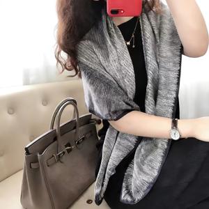 TEMU 이 제품은 100% 실크 스카프이며, 크기는 90cm x 90cm입니다. 목걸이, 숄, 혹은 헤드스카프로 착용하기에 완벽합니다. 우아하고 스타일리시한 디자인을 자랑하며 가볍고 통기성이 좋으며, 트렌디하고 모든 계절에 적합합니다.