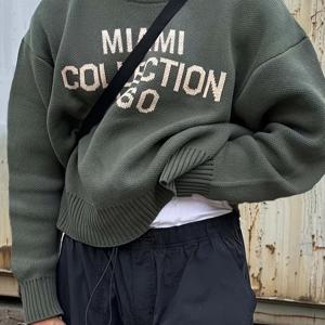 TEMU Timur' 가을/겨울 스타일은 남녀공용 컬리지 스타일 스트리트웨어를 특징으로 하며, 트렌디한 레터링 라운드넥 긴팔 스웨터, 캐주얼 루즈핏, 드롭 숄더 니트 탑이 포함되어 있습니다.