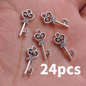 TEMU 빈티지 은빛 조각 열쇠 모양 금속 액세서리 24개 세트, DIY 수제 주얼리 재료, 빈티지 미스터리 스타일 펜던트, DIY 팔찌, 목걸이, 열쇠고리 및 기타 창의적인 조합에 적합, 속이 빈 조각 텍스처 디자인, 니치 장식 부품, 수제품에 빈티지 분위기를 더해주는 다용도 액세서리