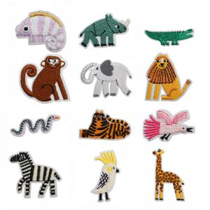 TEMU 사자, 악어, 기린, 코끼리, 코뿔소, 얼룩말, 원숭이와 같은 숲 속 동물들이 특징인 자수 패치 12개 세트입니다. 이 열대 동물 패치는 의류에 추가하는 데, 프로젝트에 완벽하며 가방, 모자, 백팩에 바느질할 수 있습니다.