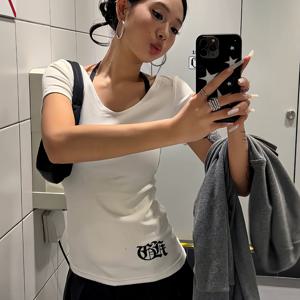 TEMU 재고 있음 아메리칸 빈티지 베이직 슬림핏 몸매 보정 활용도 높은 여성용 화이트 반팔 티셔츠, 여름 니치 쿨 프린트 허리 슬림핏 신축성 브이넥 베이스 레이어 탑, 아우터웨어 캐주얼 스타일, 패셔너블하고 시크하며 독특한 스몰 탑