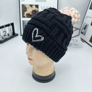 TEMU 여성용 포니테일 모자, 신축성 있고 따뜻한 포니테일 비니, 하트 패턴 블랙 모자, 겨울 일상 착용에 적합, 10가지 상황에서 사용 가능한 모자