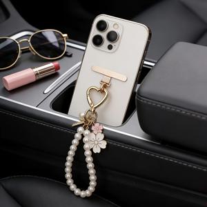 TEMU INS 스타일 스트랩이 있는 벚꽃 진주 폰 체인. 손실 방지를 위한 하트 모양 걸쇠가 특징입니다. 휴대 가능하며 낙하 방지 기능이 있는 손목 체인 장식이며, 폰 케이스 추가에 적합합니다. 추가 편의성을 위해 금속 하트 걸쇠가 있습니다.