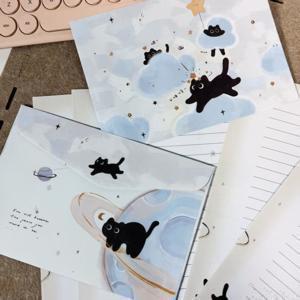 TEMU 귀여운 작은 검은 고양이와 행성 모양의 봉투 4개와 문구류 4매 세트 (자동 밀봉 봉투 포함) - 초대장, 감사 카드, 사랑스러운 생일 파티 용품으로 완벽하며, 인사 카드 컬렉션의 일부입니다.