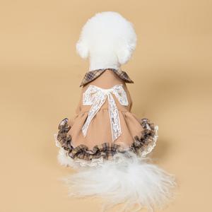 TEMU 두꺼운 카키색 단면 원단, 체크무늬 칼라와 스커트 밑단의 체크무늬 레이스 패널로 디자인 감각을 더함. 뒤쪽의 큰 레이스 리본이 여성스러운 우아함을 더함. 앞이 오픈형 디자인으로 입고 벗기 쉬우며, 가을 겨울 파티와 축제에 반려묘와 반려견이 입기에 적합함