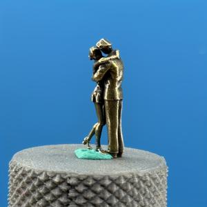 TEMU 부부 키스하는 황동 조각상, 이끼 미니 조경 데스크탑 녹색 식물 장식, 잔디밭 장면 모형용 작은 조각상, 금속 모델 장식품