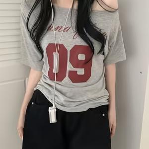 TEMU 오프숄더 및 로우웨이스트 요소가 특징인 섬세한 디자인의 루즈핏 반팔 상의, 뒷면에 레터 프린트 장식