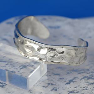 TEMU 이 빈티지 스타일의 무광 브레이슬릿은 고품질의 불규칙한 덴트 디자인을 특징으로 하며, 뛰어난 질감을 제공합니다. 넓은 표면과 해머 패턴으로, 여성에게 적합한 모임에 완벽한 액세서리입니다.