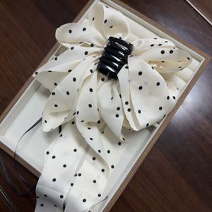 TEMU 1개 (봄/여름 여성 우아한 부드러운 스타일, 블랙 앤 화이트 도트 롱 리본, 멀티 레이어 보우 헤어 클립, 반올림 헤어스타일 및 지지용 소프트 패브릭 헤어밴드, 패셔너블 커뮤터 디자인, 데일리웨어, 여행, 파티에 적합, 편안한 디자인 스타일, 우아한 액세서리 헤어 스타일링 액세서리)