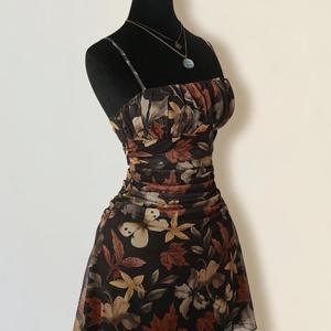 TEMU 여성용 플로럴 프린트 플리츠 A라인 우산 드레스 (스트랩 포함). 스타일리시하고 우아한 휴가, 출퇴근, 데이트, 모임, 스트리트 패션 및 일상복에 완벽합니다. 이 숏 드레스는 신부 들러리에게 적합하며 모든 계절에 착용할 수 있습니다.