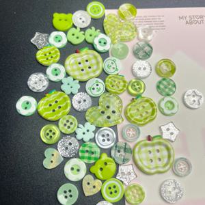 TEMU 15개 랜덤 그린 테마 사과 하트 곰돌이 머리 꽃, 공예, 니트 의류 및 다이어리 장식용 머리끈 및 장식 버튼 등 수제 장식에 적합. 플라스틱 재질로 제작되었으며 스크랩북, 패션 장식에 이상적입니다.
