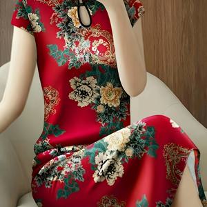 TEMU 고급스럽고 우아한 레드 치파오 스타일 드레스 - 스탠드업 칼라로 목선을 강조, 동양 여성미의 부드러운 매력을 드러내는 디자인. 독특한 버튼 클로저와 검은색 라인이 레드 베이스와 대비되며 클래식한 미학을 더합니다. 짧은 소매로 편안함을 제공하며, 꽃무늬와 전통 패턴 프린트가 몸매를 장식합니다