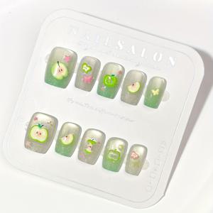 TEMU 2025년 여름 신상 3D 그린 사과 네일 아트 10개 세트입니다. 산뜻한 고양이 눈 모양의 짧은 원형 네일이 특징입니다. 이 달콤하고 스타일리시한 탈부착형 인조 네일은 여성들의 휴일 외출에 완벽합니다. 손에 부드럽고 쉽게 부착할 수 있는 프레스온 네일입니다.