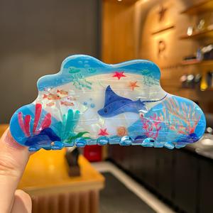 TEMU 바다 시리즈의 사랑스러운 헤어 클립 1개. 고대형 아크릴 소재로 제작되었으며, 고래, 해파리, 해조류의 프린트가 특징입니다. 이 스타일리시하고 독특한 헤어 액세서리는 헤어스타일링에 완벽하며 여성용으로 디자인되었습니다.