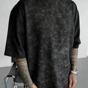 TEMU 남성 워싱 반팔 티셔츠 - 트렌디한 빈티지 스타일의 루즈핏 라운드넥 티. 독특한 그라데이션 텍스처가 특징이며, 통기성과 피부 친화적인 특수 소재로 제작되어 넉넉한 디자인으로 자유로운 움직임을 허용하며 땀에 강함.