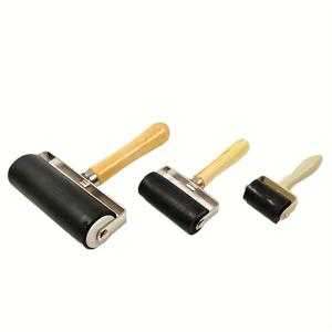 TEMU 우드 핸들이 달린 고무 롤러 3개 세트. 다양한 페인팅 시나리오를 위한 3가지 사이즈 제공. 페인팅 및 인쇄에서 부드러운 적용에 이상적이며, 미술 페인팅 키트입니다.