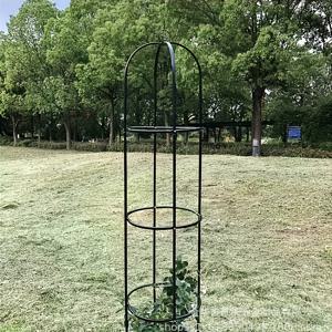TEMU 블랙과 화이트 컬러의 삼단 등반식물 트렐리스. 토마토, 오이, 장미를 위한 야외용 단조철 식물 지지대. 오이, 토마토, 장미 및 등반식물에 적합. 견고한 원통형 지지대와 장식용 상단이 특징, 홈 및 야외 정원에 이상적. 정원 식물 지지대, 장식용 정원 액세서리, 날씨에 강한 구조