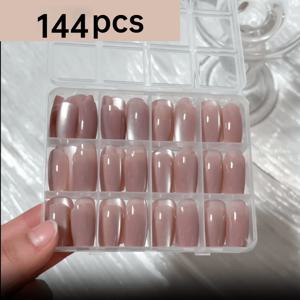 TEMU 12칸 네일 박스에는 아이스 투명 오로라 누드 핑크 글리터 고양이 눈 사각형 풀 커버 인조 손톱 144개가 들어 있습니다. 이 세트에는 하이콜드 템퍼먼트 누드 핑크 울트라 샤이니 고양이 눈 미디엄 사각형 풀 커버 인조 손톱 144개가 포함되어 있습니다.