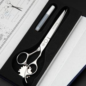 TEMU 정품 일본 Thglacine 440C 실버 스테인리스 스틸 풀사이즈 고품질 헤어 가위. 오래 지속되는 면도날 같은 날카로움과 내마모성을 위한 핸드 폴리싱. 인체공학적 설계의 손잡이는 매우 가벼워 장시간 사용 시 손의 피로를 줄여줍니다. 이 가위는 전문 헤어스타일리스트들에게 선호되며 고급 선물용 상자에 포장되어 있습니다