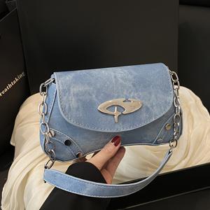 TEMU 세련된 여성 숄더백 1개 - 트렌디한 크로스바디 백으로 패셔너블하고 다재다능하며 스트리트 스타일, 스위트 쿨, 스파이시한 룩에 적합하며 Y2K, 레트로, 향수를 담은 요소가 혼합되어 있으며 메탈 체인, Y2K 스타일의 가방으로 특징입니다.