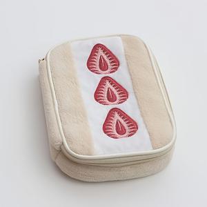 TEMU 이 고품질 플러시 딸기 샌드위치 메이크업 가방은 아름다운 자수와 풍부한 수납 공간을 제공합니다. 가을과 겨울에 완벽한 다기능 휴대용 가방입니다.