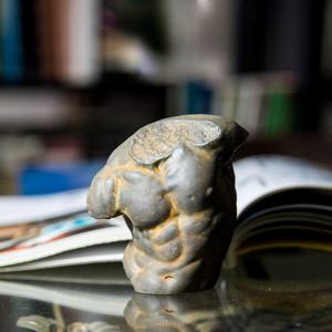 TEMU 고대 그리스 예술에서 영감을 받은 남성 торс 장식 피규어, 유럽식 테이블 장식을 위한 수제 모조로 제작된 주철 소재