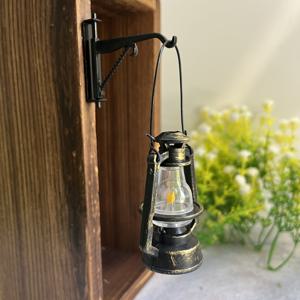 TEMU 빈티지 미니어처 석유 램프 후크 스탠드 포함 - 앤틱 구리/블랙 미니 램프, 야외/실내용, 내구성 플라스틱 미니어처, 인형집, 요정 정원, 크리스마스 장면 & 모형 철도 액세서리 - 벽걸이 쉬운 레트로 스타일