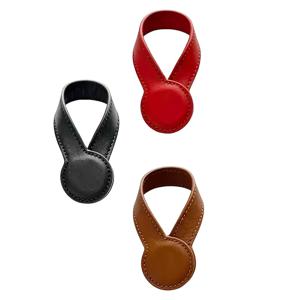 TEMU 다용도 야외용 마그네틱 모자 클립 3개 세트. 넓은 챙의 모자 및 야구 모자에 특히 적합한 휴대용 모자 보관 도구입니다. 곡선형 인조 가죽 스트랩은 모자 챙에 밀착되어 모자가 미끄러지지 않도록 합니다.