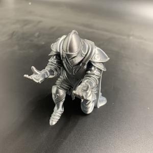 TEMU 은색 고대 기사 펜 홀더 장식품, 데스크탑용 3차원 엎드린 갑옷 인물, 헬멧 및 긴 검 장식 포함. 이 창의적으로 디자인된 문구류 수집품은 중세 테마 코스플레이에 적합합니다.