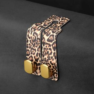 TEMU 프린트 자동차 시트 후크. 스타일리시한 PU 가죽 + 튼튼한 골든 메탈 후크 디자인. 10kg까지 견딤. 핸드백, 쇼핑백, 일상용품 걸이용. 여성 차량 소유자를 위한 트렌디한 인테리어 액세서리. 대부분의 차종과 호환.