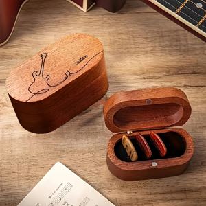 TEMU 솔리드 우드 재질의 맞춤형 타원형 피크 보관함. 기타 피크를 위한 3개 또는 4개의 슬롯이 특징입니다. 이 수제 나무 피크 박스는 랜덤 색상의 나무 피크가 함께 제공되며, 친구를 위한 완벽한 선물입니다.