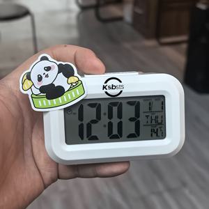 TEMU 새로운 전자 알람 시계 - 야간 조명 및 무소음 모드, 스마트 시계, 야간 조명 기능, 다기능 알람 시계 (온도, 날짜, 요일). 침실 및 사무실 데스크탑 장식용 알람 시계. 랜덤 판다 테마 장식 스티커 포함. 데스크탑, 파티 선물, 생일 선물 및 다양한 상황에 적합