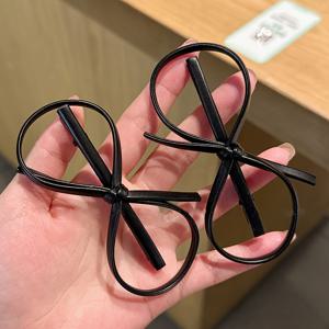 TEMU 새로운 디자인의 오리 부리 클립과 간편한 인조 가죽 끝이 특징인 검은색 인조 가죽 리본 헤어 클립 2개 세트입니다. 이 제품은 이마 또는 옆머리 스타일링에 완벽하며, 간편한 인조 가죽 끝으로 제작되었습니다.