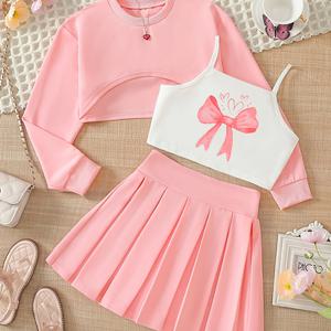 TEMU 봄, 가을을 위한 패셔너블한 소녀들을 위한 필수템 3피스 세트. 핑크 크롭 긴팔 탑, 리본 프린트가 있는 흰색 캐미솔, 그리고 핑크 플리츠 스커트가 특징입니다.