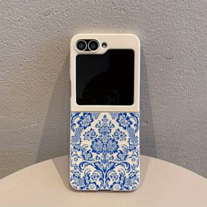 TEMU 삼성 갤럭시 Z 플립 6, Z 플립 5, Z 플립 4, 및 Z 플립 3 5G용 파란색 패턴의 밝은 하얀색 TPU 접이식 풀 커버 충격 방지 폰 케이스. 이 TPU 케이스는 삼성 갤럭시용으로 설계되어, 충격을 완벽하게 방지하면서 얇고 가벼운 디자인을 제공하며, 혼합된 튼튼한 쉘로 스크래치에 저항합니다.